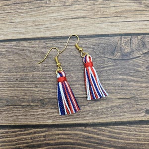 Boucles d&#39;oreilles pendantes courtes rouges et bleues à pampilles