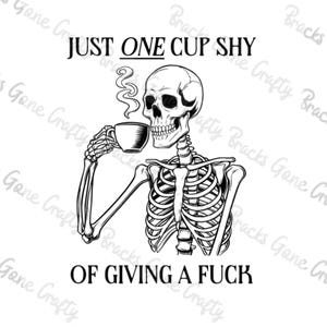 Könnte beinhalten: Schwarz-weiße Grafik eines Skeletts, das eine Kaffeetasse hält, aus der Dampf aufsteigt. Der Text lautet: "JUST ONE CUP SHY OF GIVING A FUCK". Ein humorvolles Design für Kaffeeliebhaber.