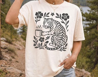 Camiseta Tiger Coffee / Camiseta con estampado floral de animales / Camiseta adorable para amantes del café / Regalo para amantes de los tigres / Camiseta bohemia botánica de animales