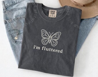 Camiseta "I'm Fluttered" / Camiseta con juego de palabras sobre mariposas / Camiseta minimalista con estampado de naturaleza / Regalo para amantes de las mariposas / Camiseta con diseño sencillo de líneas