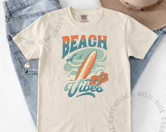 Camiseta con ambiente playero / Camiseta retro con estampado de surf / Camiseta vintage de playa / Camiseta de verano con tabla de surf / Regalo para amantes de la playa / Camiseta para vacaciones en la costa