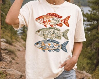 Camiseta Boho Fish Trio / Camiseta colorida con estampado de peces para mujer / Camiseta de pesca adorable / Regalo para amantes de la naturaleza / Camiseta Boho Ocean / Camiseta para amantes de los peces