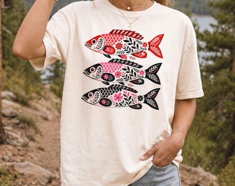 Camiseta con trío de peces de arte folclórico / Camiseta gráfica de peces de estilo escandinavo / Camiseta floral con peces y naturaleza / Regalo de peces rojos, rosas y negros / Camiseta bohemia con peces