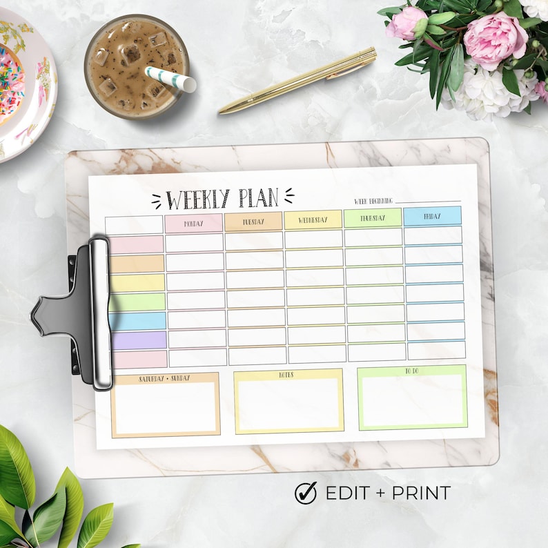 Puede incluir: Un planificador semanal imprimible con un dise&ntilde;o colorido. El planificador tiene una secci&oacute;n para cada d&iacute;a de la semana, con espacio para notas y tareas. El planificador tambi&eacute;n incluye una secci&oacute;n para objetivos y listas de tareas. El texto en el planificador dice "Weekly Plan" y "Edit + Print".