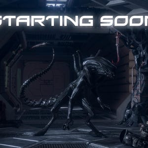Puede incluir: Un gráfico digital con el texto STARTING SOON en una fuente blanca en negrita. La escena muestra el interior oscuro de una nave espacial industrial con una criatura xenomorfa biomecánica negra en el centro, que presenta una larga cola.