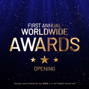 Puede incluir: Un fondo azul con texto dorado que dice "FIRST ANNUAL WORLDWIDE AWARDS OPENING". Tres estrellas doradas están debajo del texto. El fondo está cubierto de pequeños puntos blancos.