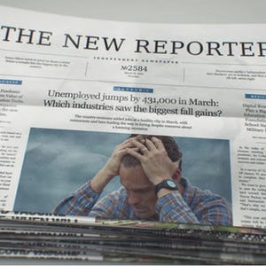 Könnte beinhalten: Ein Stapel Zeitungen mit der Schlagzeile "THE NEW REPORTER". Die oberste Zeitung zeigt die Schlagzeile "Unemployed jumps by 431,000 in March: Which industries saw the biggest fall gains?" Ein Foto zeigt einen Mann, der sich den Kopf hält.