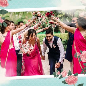 Puede incluir: Una fotografía de boda enmarcada por un borde azul claro con ilustraciones florales rosas. La imagen muestra a un grupo de personas con vestimenta formal, incluyendo individuos con saris de color rosa brillante y una persona con chaleco azul marino.
