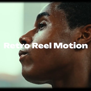 Puede incluir: Perfil lateral de una persona con piel oscura, con el texto "Retro Reel Motion" en blanco. La persona parece estar sudando, con un fondo borroso. La imagen tiene una estética de película vintage.