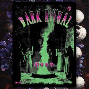 Pode incluir: Um cartaz preto com as palavras "DARK RITUAL" em rosa e verde. A imagem mostra figuras em vestes em torno de uma chama verde. O fundo &eacute; uma cena de floresta escura com uma caveira e flores roxas.