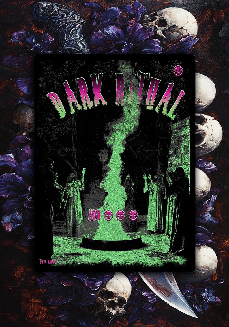 Pode incluir: Um cartaz preto com as palavras "DARK RITUAL" em rosa e verde. A imagem mostra figuras em vestes em torno de uma chama verde. O fundo &eacute; uma cena de floresta escura com uma caveira e flores roxas.