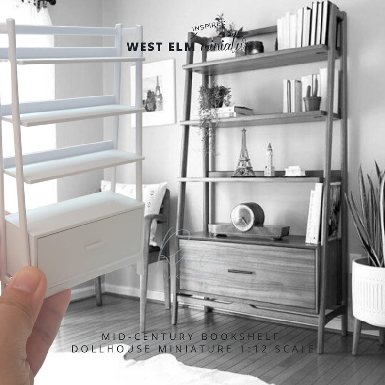 Pode incluir: Estante de madeira branca e marrom com tr&ecirc;s prateleiras e uma gaveta. A estante &eacute; uma miniatura de casa de bonecas em escala 1:12. O texto "WEST ELM inspired miniature" &eacute; vis&iacute;vel na imagem.