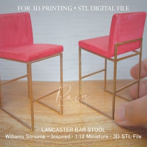 Peut inclure: Deux tabourets de bar miniatures rouges avec des cadres en métal doré. Les tabourets sont à l'échelle 1:12 et sont conçus pour être imprimés en 3D. Le texte "LANCASTER BAR STOOL" est visible sous les tabourets. Le texte "Williams Sonoma - Inspired - 1:12 Miniature - 3D STL File" est également visible.