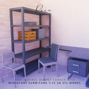 K&ouml;nnte beinhalten: Ein Miniaturmodell im Ma&szlig;stab 1:12 eines Ecktisches mit Schublade, inspiriert vom IKEA Bekant Schreibtisch. Der Schreibtisch ist aus grauem Karton und wird von einem grauen Metallregalsystem mit einer gelben Holzkiste und einer grauen Kiste auf den Regalbrettern begleitet. Der Schreibtisch wird au&szlig;erdem von zwei grauen St&uuml;hlen begleitet.