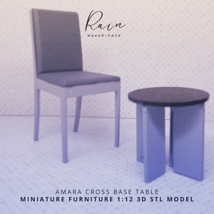 Op de afbeelding: Een grijze miniatuurstoel en een kleine ronde tafel met een grijs blad en een witte basis. De tafel en stoel zijn gemaakt van plastic en maken deel uit van een 1:12 schaal poppenhuis meubelset. De tekst "AMARA CROSS BASE TABLE MINIATURE FURNITURE 1:12 3D STL MODEL" is afgedrukt onder de tafel en stoel.