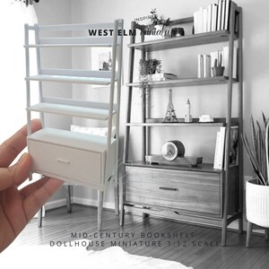 Pode incluir: Estante de livros em miniatura branca com quatro prateleiras e uma gaveta. A estante &eacute; uma miniatura de casa de bonecas em escala 1:12. O texto "WEST ELM miniature" &eacute; vis&iacute;vel na imagem.