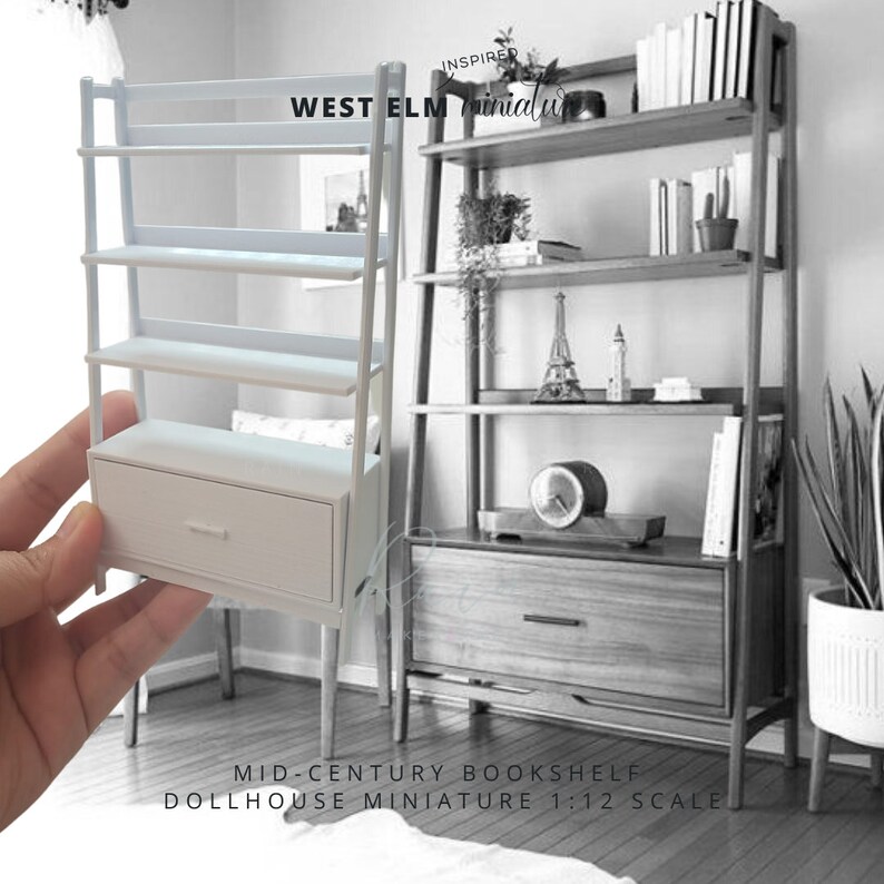 Pode incluir: Estante de livros em miniatura branca com quatro prateleiras e uma gaveta. A estante &eacute; uma miniatura de casa de bonecas em escala 1:12. O texto "WEST ELM miniature" &eacute; vis&iacute;vel na imagem.