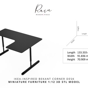 K&ouml;nnte beinhalten: Schwarzer Ecktisch vor wei&szlig;em Hintergrund. Der Tisch ist 133,333 cm lang, 91,836 cm breit und 70,909 cm hoch. Der Tisch ist mit "IKEA-INSPIRED BEKANT CORNER DESK MINIATURE FURNITURE 1:12 3D STL MODEL" beschriftet.