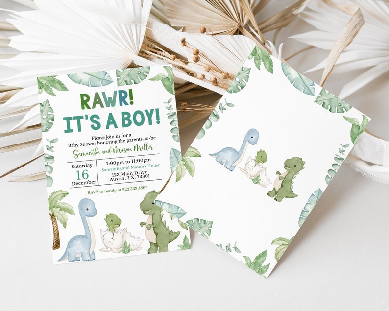 K&ouml;nnte beinhalten: Babyparty-Einladung mit Dinosaurier-Motiv. Der Text "RAWR! IT'S A BOY!" ist in Gr&uuml;n und Blau gehalten. Das Design zeigt Aquarellillustrationen von Dinosauriern und tropischen Bl&auml;ttern. Datum und Uhrzeit der Veranstaltung sind ebenfalls angegeben.