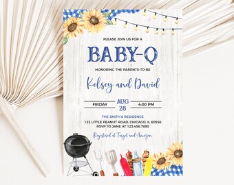 Könnte beinhalten: Eine Babyparty-Einladung mit einem blau-weiß karierten Muster, Sonnenblumen und einem Grill. Der Text lautet "Bitte schließen Sie sich uns zu einem Baby-Q an, zu Ehren der werdenden Eltern Kelsey und David. Freitag, 28. August, 16:00 Uhr. Die Residenz der Smiths, 123 Little Peanut Road, Chicago, IL 60556. RSVP an Jane unter 123.456.7890. Registriert bei Target und Amazon."