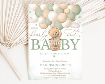 Puede incluir: Una invitación a un baby shower con una combinación de colores verde y marrón. La invitación presenta un osito de peluche en un globo aerostático con las palabras "We can barely wait" y "Baby" en una fuente verde. La invitación también incluye el texto "Smith is on the way!" y los detalles del baby shower.