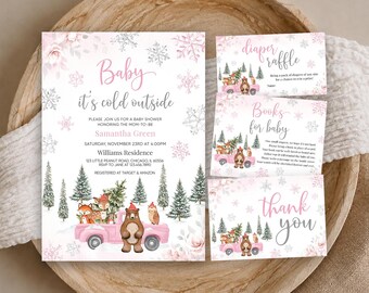 Op de afbeelding: Een babyshower uitnodigingsset met een roze vrachtwagen met bosdieren, dennenbomen en sneeuwvlokken. De tekst luidt Baby it's cold outside, Samantha Green, zaterdag 23 november, Williams Residence en details over de cadeaulijst.