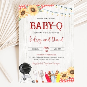 K&ouml;nnte beinhalten: Ein rustikaler Holzmaserungshintergrund mit einem rot-wei&szlig; karierten Muster und Sonnenblumen. Der Text "BABY-Q" ist in Rot mit wei&szlig;em Umriss. Der Text "HONORING THE PARENTS-TO-BE" ist in Schwarz. Der Text "Kelsey and David" ist in Rot mit wei&szlig;em Umriss. Der Text "FRIDAY AUG 28 4:00 PM" ist in Schwarz. Der Text "THE SMITH'S RESIDENCE 123 LITTLE PEANUT ROAD, CHICAGO, IL 60556 RSVP TO JANE AT 123.456.7890 Registered at Target and Amazon" ist in Schwarz. Das Bild zeigt auch einen schwarzen Grill, Grillzubeh&ouml;r und eine rot-wei&szlig; karierte Picknickdecke.