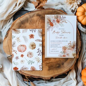 Puede incluir: Invitaci&oacute;n a un baby shower con ilustraciones florales y de calabazas. La invitaci&oacute;n presenta el texto "Join us for a Baby Shower" y los detalles del baby shower de Samantha Green. El dise&ntilde;o incluye calabazas, flores y follaje en tonos naranja, marr&oacute;n y crema.