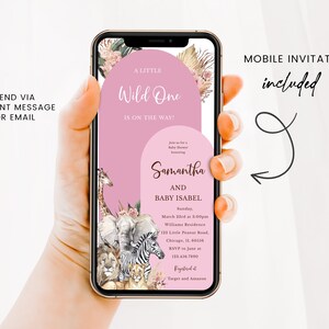 Op de afbeelding: Een roze en wit mobiel telefoonscherm met een babyborrel uitnodiging met een jungle dieren thema. De uitnodiging luidt "Een klein wild beestje is onderweg!" en bevat de namen Samantha en Baby Isabel. De uitnodiging bevat ook de datum, tijd en locatie van de babyborrel. De tekst "Mobiele uitnodiging inbegrepen" wordt aan de rechterkant van de afbeelding weergegeven.