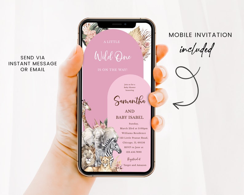Op de afbeelding: Een roze en wit mobiel telefoonscherm met een babyborrel uitnodiging met een jungle dieren thema. De uitnodiging luidt "Een klein wild beestje is onderweg!" en bevat de namen Samantha en Baby Isabel. De uitnodiging bevat ook de datum, tijd en locatie van de babyborrel. De tekst "Mobiele uitnodiging inbegrepen" wordt aan de rechterkant van de afbeelding weergegeven.