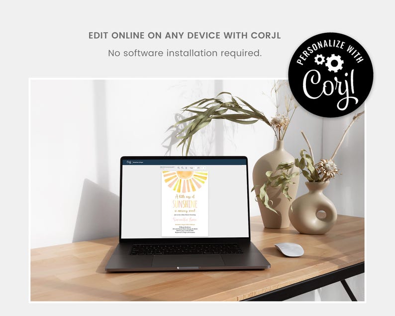 Puede incluir: Un port&aacute;til muestra una invitaci&oacute;n digital con un dise&ntilde;o de sol amarillo y el texto "A little ray of sunshine is coming soon!". El port&aacute;til est&aacute; sobre un escritorio de madera con jarrones y un rat&oacute;n. La imagen incluye el texto "EDIT ONLINE ON ANY DEVICE WITH CORJL".