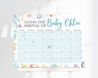 Puede incluir: Un letrero rectangular con una cuadrícula de calendario para un juego de baby shower titulado GUESS THE ARRIVAL OF Baby Chloe. El diseño incluye ilustraciones en acuarela de conchas, un cangrejo y un caballito de mar.