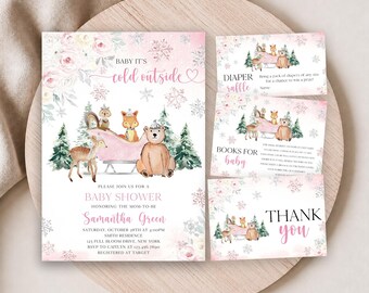 Op de afbeelding: Een baby shower uitnodigingsset met een roze aquarelthema, bosdieren in een slee, sneeuwvlokken en bloemaccenten. De tekst bevat Baby It's Cold Outside, Diaper Raffle, Books for Baby en Thank You op wit kaartmateriaal.