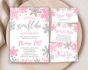 Könnte beinhalten: Ein Babyparty-Einladungsset mit rosa und silbernen Schneeflocken-Illustrationen. Die Hauptkarte trägt den Text A LITTLE SNOWFLAKE IS ON THE WAY für Brianne Hill und enthält Veranstaltungsdetails. Beinhaltet passende Diaper Raffle, Books for Baby und Thank You Karten.