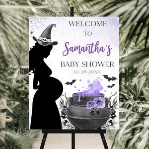 Może przedstawiać: Znak na baby shower z motywem czarownicy. Zawiera sylwetkę ciężarnej osoby w kapeluszu czarownicy, napis "Welcome to Samantha's Baby Shower", kocioł, nietoperze i fioletowe akcenty. Data to 10-28-20XX.