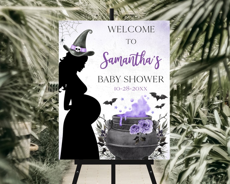 Może przedstawiać: Znak na baby shower z motywem czarownicy. Zawiera sylwetkę ciężarnej osoby w kapeluszu czarownicy, napis "Welcome to Samantha's Baby Shower", kocioł, nietoperze i fioletowe akcenty. Data to 10-28-20XX.
