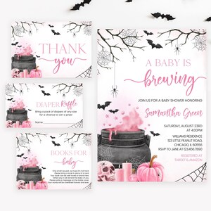 以下が含まれることがあります： ハロウィーンをテーマにしたベビーシャワーの招待状とインサートのセットです。メインの招待状には、ピンクのスクリプトで「A Baby is Brewing」と書かれています。デザインには、コウモリ、クモの巣、大釜、ピンクの煙、カボチャ、頭蓋骨が含まれています。