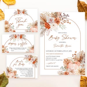 Puede incluir: Un conjunto de invitaciones y tarjetas para baby shower con tem&aacute;tica oto&ntilde;al. Las invitaciones presentan dise&ntilde;os florales y calabazas en tonos naranja, melocot&oacute;n y crema. El texto incluye "Gracias", "rifa de pa&ntilde;ales" y "Libros para beb&eacute;".