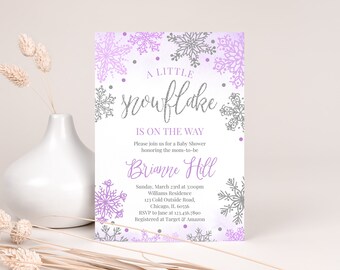 Könnte beinhalten: Eine lila und silberne Babyparty-Einladung mit einem Schneeflocken-Design. Der Text lautet "A Little Snowflake is on the Way" und enthält den Namen "Brianne Hill".