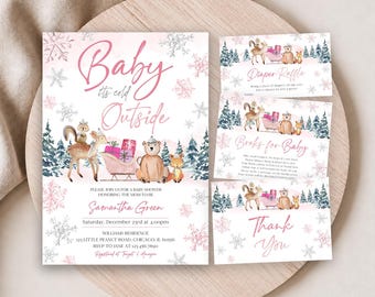 Op de afbeelding: Een babyshower uitnodigingsset met een roze en wit winterthema met sneeuwvlokken, een hert, een beer en een vos. De tekst luidt Baby It's Cold Outside, Samantha Green, Saturday, December 23rd at 4:00pm, Williams Residence, 123 Little Peanut Road, Chicago, IL 60656.