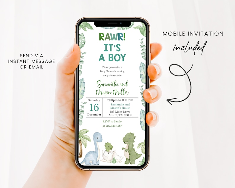 K&ouml;nnte beinhalten: Ein Smartphone-Bildschirm zeigt eine Babyparty-Einladung mit Dinosaurier-Motiv. Die Einladung lautet "RAWR! IT'S A BOY" mit Veranstaltungsdetails. Das Design umfasst gr&uuml;nes Laub und Dinosaurier-Illustrationen. Die Einladung ist f&uuml;r Samantha und Mason Miller.