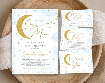 Puede incluir: Un set de invitaciones para baby shower con una luna creciente de purpurina dorada, nubes azul claro y estrellas colgantes. El texto dice: We Are Over The Moon, Please Join Us For A Baby Shower Honoring Samantha Green, Saturday, August 23rd at 4:00PM, Williams Residence, 123 Little Peanut Road, Chicago, IL 60656, RSVP to Jane at 123.456.7890, Registered at Target & Amazon. Incluye tarjetas de Diaper Raffle, Books For Baby y Thank You.