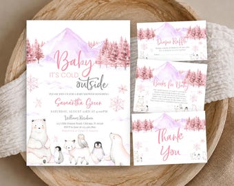 Könnte beinhalten: Ein Babyparty-Einladungsset mit einer Aquarell-Winterlandschaft, rosa Bergen, Tannen und Schneeflocken. Der Text lautet Baby It's Cold Outside, Samantha Green, Diaper Raffle, Books for Baby und Thank You, illustriert mit arktischen Tieren.