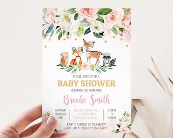 Puede incluir: Una invitación de baby shower rosa y dorada con un borde floral. La invitación presenta una ilustración de acuarela de un zorro, un ciervo, un búho y un mapache con coronas de flores. El texto dice "Por favor, únase a nosotros para una baby shower en honor a la futura mamá Brooke Smith. Sábado, 3 de febrero, de 2:00 pm a 5:00 pm, Oh Baby Grand Hall, 123 Main Street, Chicago, IL 60556. RSVP a Amanda al 123.456.7890. Registrado en Babies "R" Us & Target."