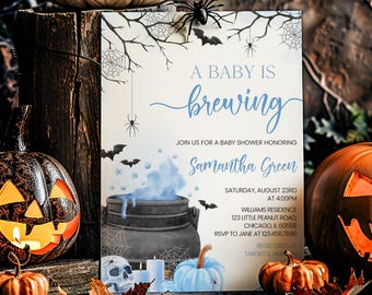Puede incluir: Una invitación a un baby shower con temática de Halloween. La invitación presenta el texto "A Baby is Brewing" en azul. El diseño incluye murciélagos, arañas y un caldero. Las calabazas y las hojas de otoño rodean la invitación. Los detalles del evento también están incluidos.