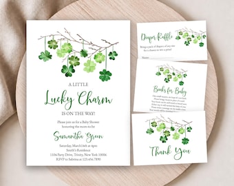 Op de afbeelding: Een witte babyshower uitnodigingsset met aquarel groene klavertjes die aan bruine takken hangen. De tekst luidt A LITTLE Lucky Charm IS ON THE WAY! ter ere van Samantha Green, inclusief een luierloterijkaart, een boekenkaart en een bedankkaartje.
