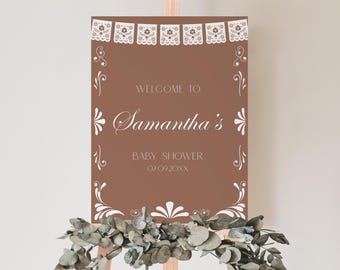 Könnte beinhalten: Ein braunes Willkommens-Schild mit weißen Dekorationselementen und dem Text "Willkommen zu Samantha's Baby Shower 07.09.20XX".