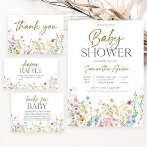 Puede incluir: Un conjunto de papeler&iacute;a para baby shower con detalles florales. Incluye una invitaci&oacute;n, una tarjeta de agradecimiento, una tarjeta de rifa de pa&ntilde;ales y una tarjeta solicitando libros para el beb&eacute;. El texto est&aacute; en oro sobre fondo blanco.