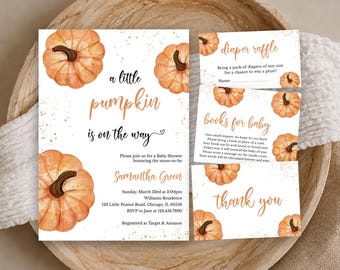 Może przedstawiać: Biały zestaw zaproszeń na baby shower z ilustracjami pomarańczowych dyń i złotymi drobinkami. Tekst zawiera: a little pumpkin is on the way, diaper raffle, books for baby oraz thank you, wraz ze szczegółami wydarzenia dla Samanthy Green.