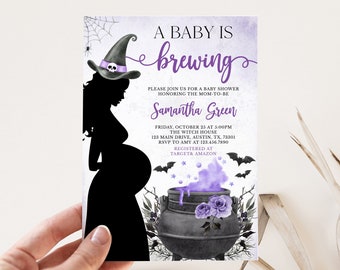 Puede incluir: Una invitación a un baby shower con temática de brujas. La invitación presenta una silueta de una persona embarazada con un sombrero de bruja. El texto dice "A Baby is Brewing" e incluye los detalles del evento.